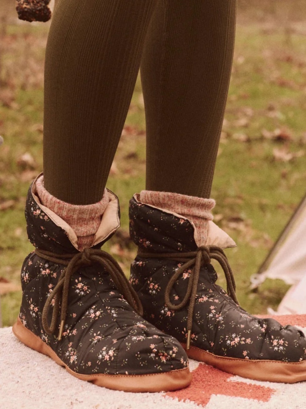 THE DOWN QUILTED PUFFER SLIPPER.